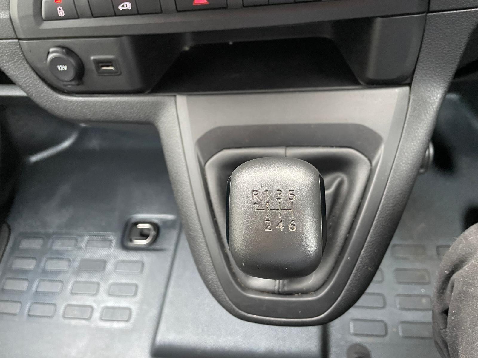 Vauxhall Vivaro - image 11